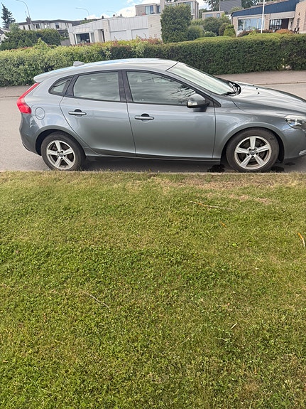 Volvo V40 2 of 7