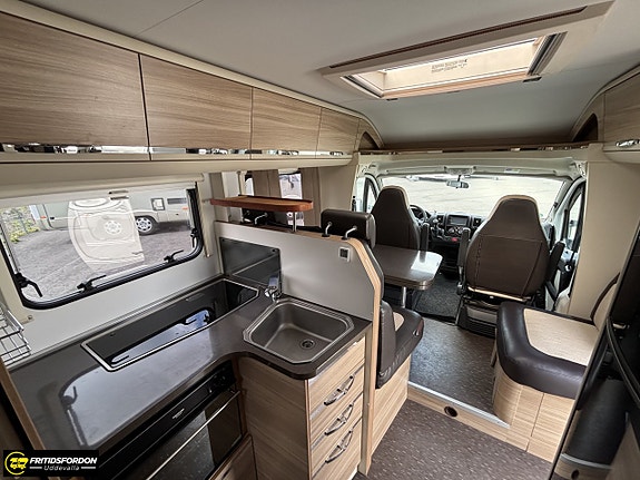 Adria Coral 670 SLT, Badrum bak, B-kort 8 of 10