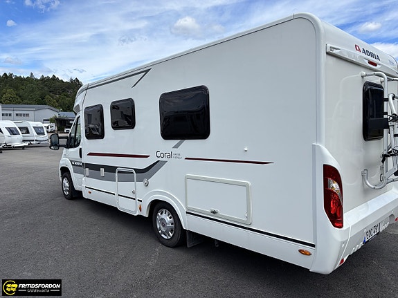 Adria Coral 670 SLT, Badrum bak, B-kort 2 of 5