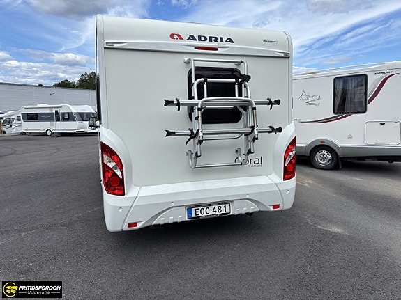 Adria Coral 670 SLT, Badrum bak, B-kort 3 of 5