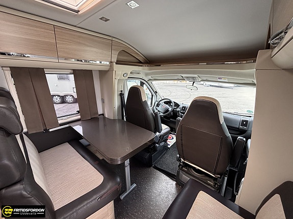 Adria Coral 670 SLT, Badrum bak, B-kort 9 of 10