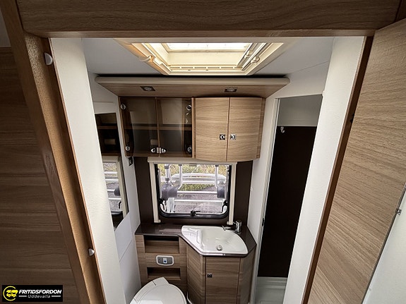 Adria Coral 670 SLT, Badrum bak, B-kort 6 of 10