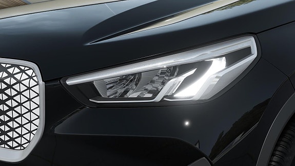 BMW iX1 6 of 13