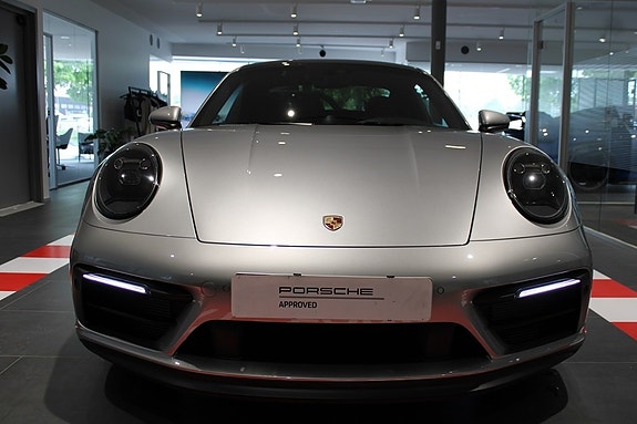 Porsche 911 Carrera GTS 4 of 5