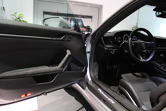 Porsche 911 Carrera GTS 7 of 22