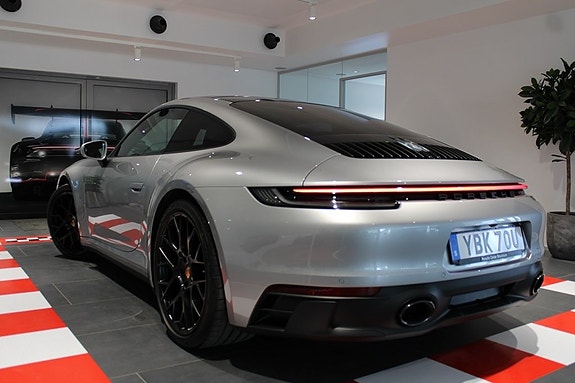 Porsche 911 Carrera GTS 2 of 5