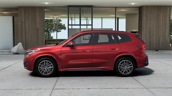 BMW iX1 4 of 13