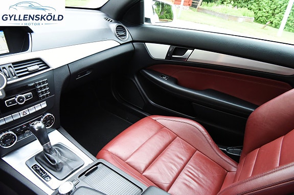 Mercedes-Benz C250 10 of 12
