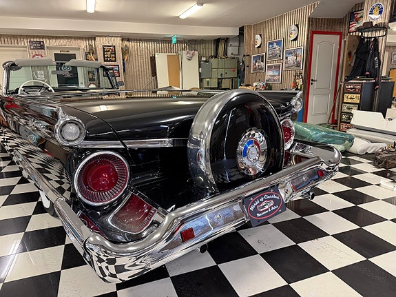 Ford Galaxie 2 of 22