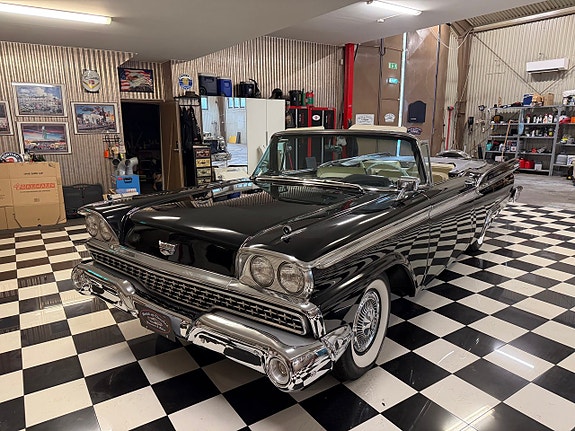 Ford Galaxie 5 of 22