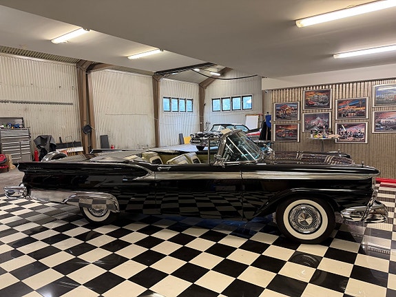 Ford Galaxie 8 of 22
