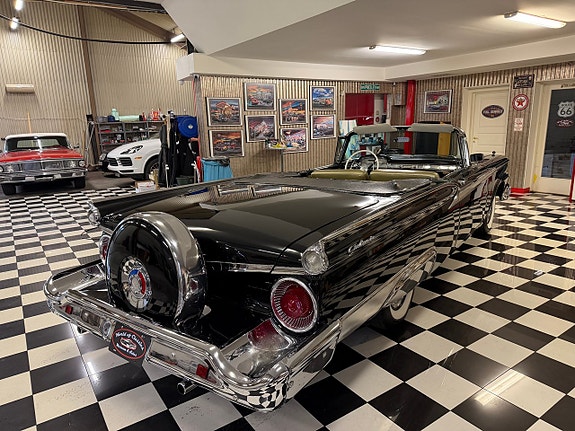 Ford Galaxie 9 of 22