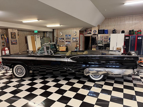 Ford Galaxie 4 of 22