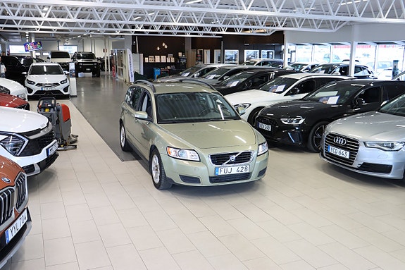 Volvo V50 3 of 5
