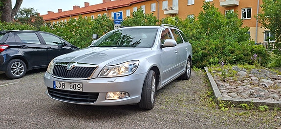 Skoda Octavia 2 of 5