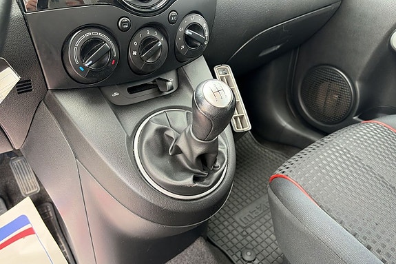 Mazda 2 13 of 19