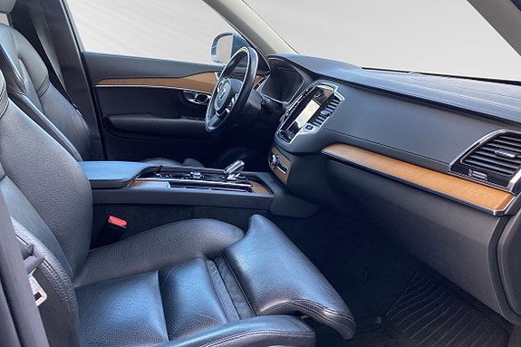 Volvo XC90 10 of 29