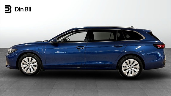Volkswagen Passat 2 of 15