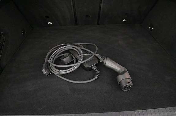 Mercedes-Benz GLC300 e 23 of 27