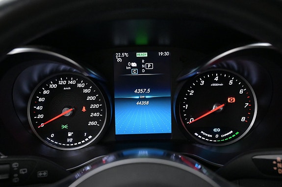 Mercedes-Benz GLC300 e 8 of 27