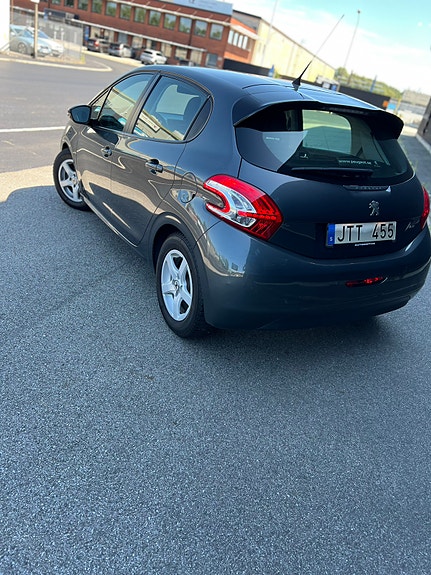 Peugeot 208 3 of 5