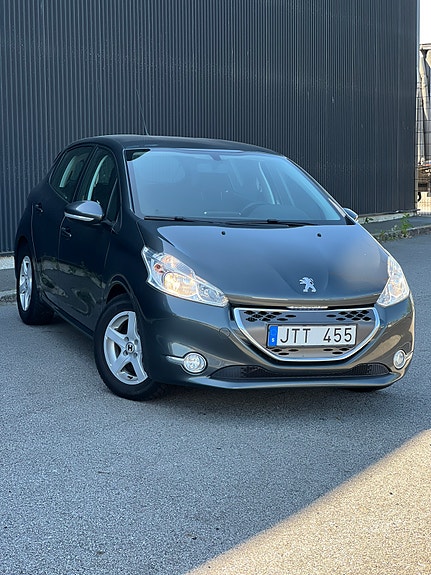 Peugeot 208 2 of 5