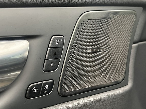 Volvo XC60 13 of 30
