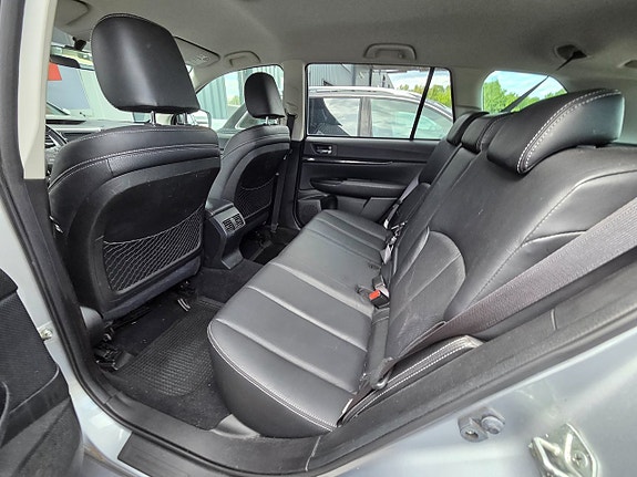 Subaru Legacy 12 of 16