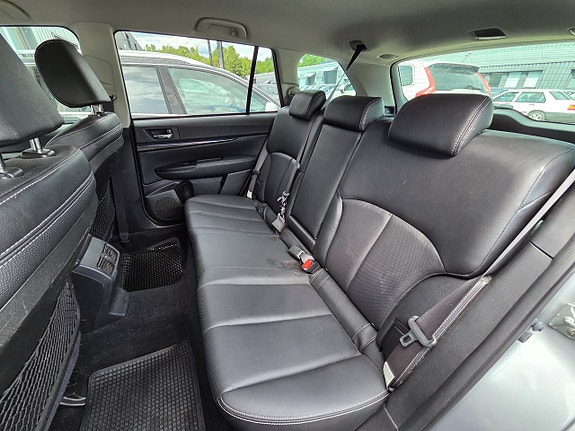 Subaru Legacy 14 of 16