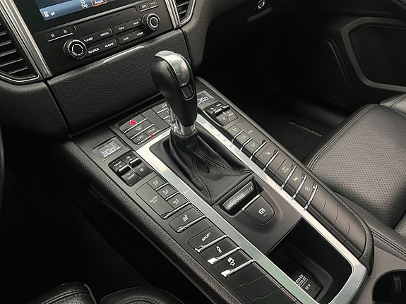 Porsche Macan 26 of 30