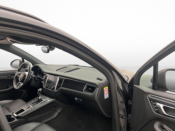Porsche Macan 29 of 30