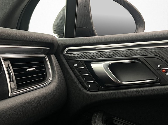 Porsche Macan 28 of 30