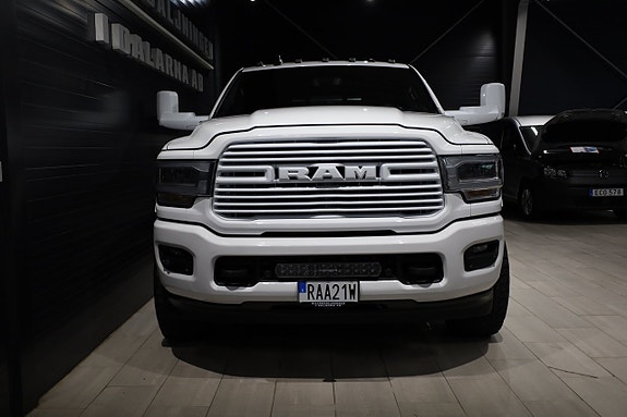Dodge RAM 2500 2 of 5