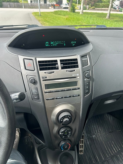 Toyota Yaris 8 of 8