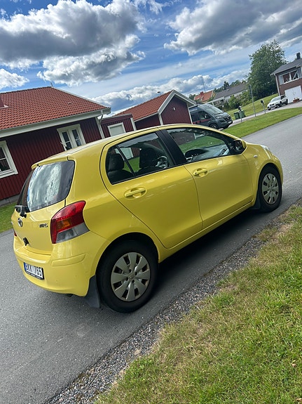 Toyota Yaris 4 of 5