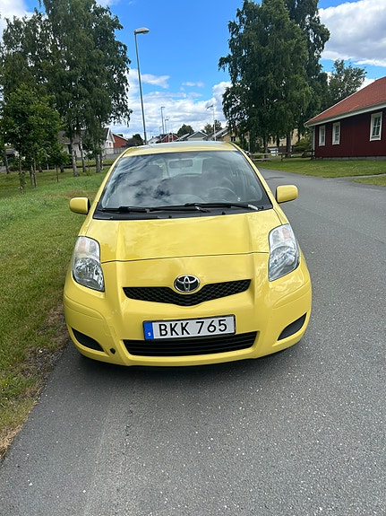 Toyota Yaris 2 of 5