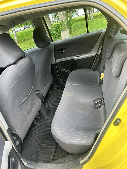 Toyota Yaris 6 of 8