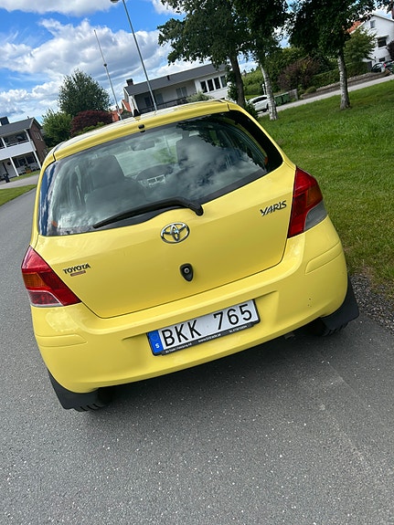Toyota Yaris 3 of 5