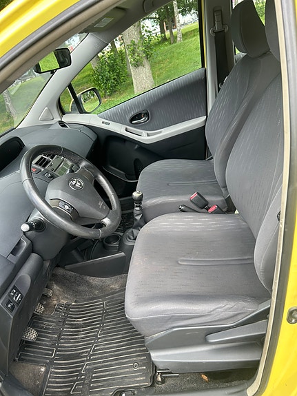 Toyota Yaris 7 of 8