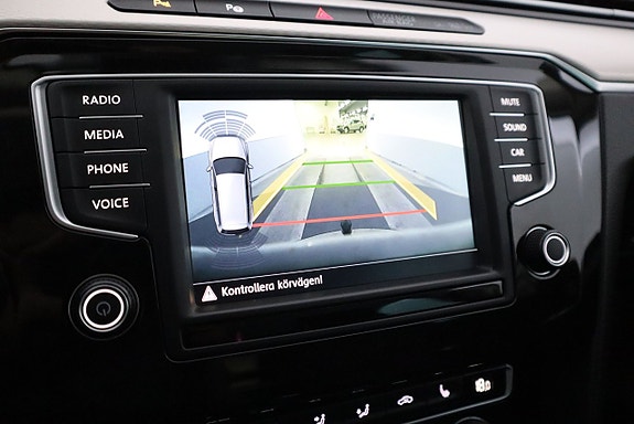 Volkswagen Passat Alltrack 18 of 23