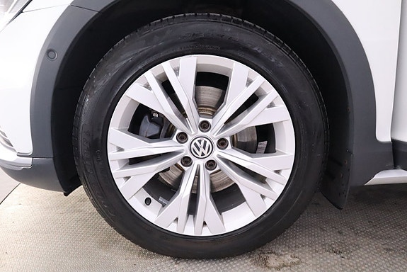 Volkswagen Passat Alltrack 9 of 23
