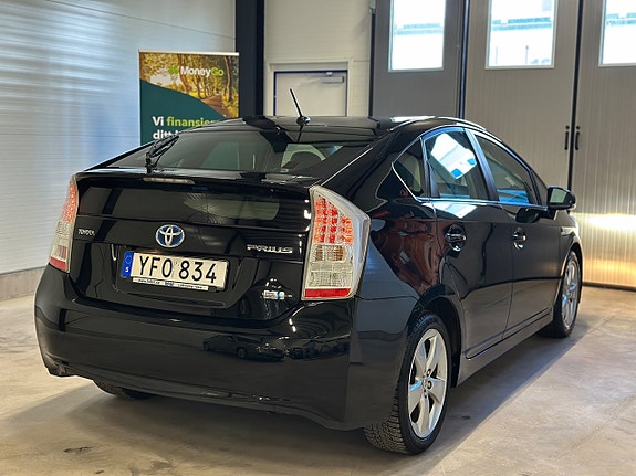 Toyota Prius 4 of 5