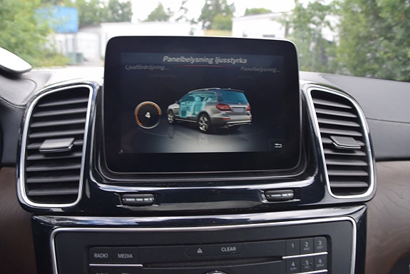 Mercedes-Benz GLS500 17 of 30