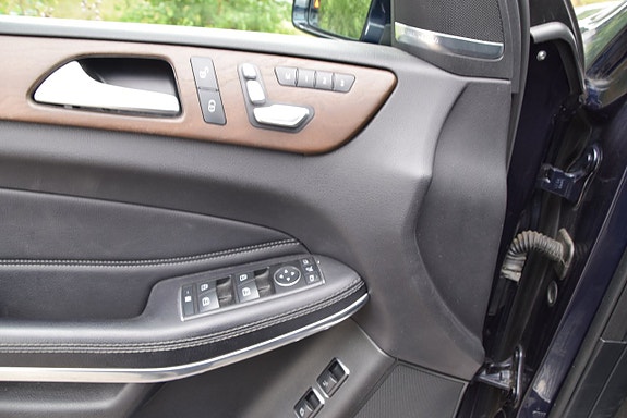 Mercedes-Benz GLS500 28 of 30
