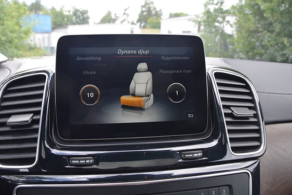 Mercedes-Benz GLS500 18 of 30