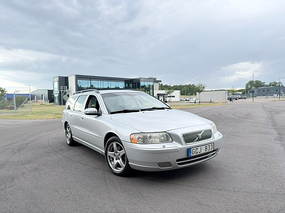 Volvo V70 2 of 8