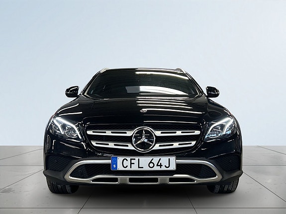 Mercedes-Benz E220 2 of 5