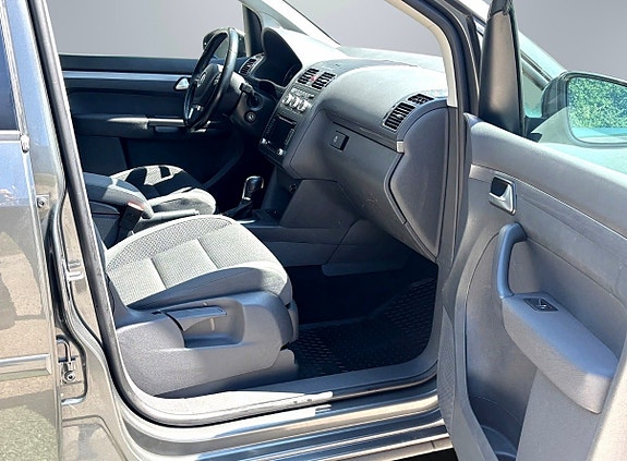 Volkswagen Touran 9 of 16