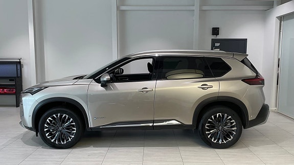 Nissan X-Trail 2 of 5