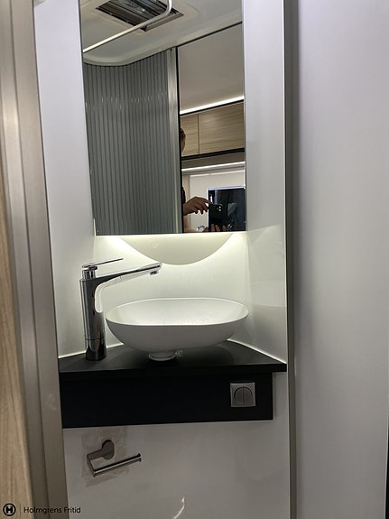 Adria Compact Dl 10 of 14